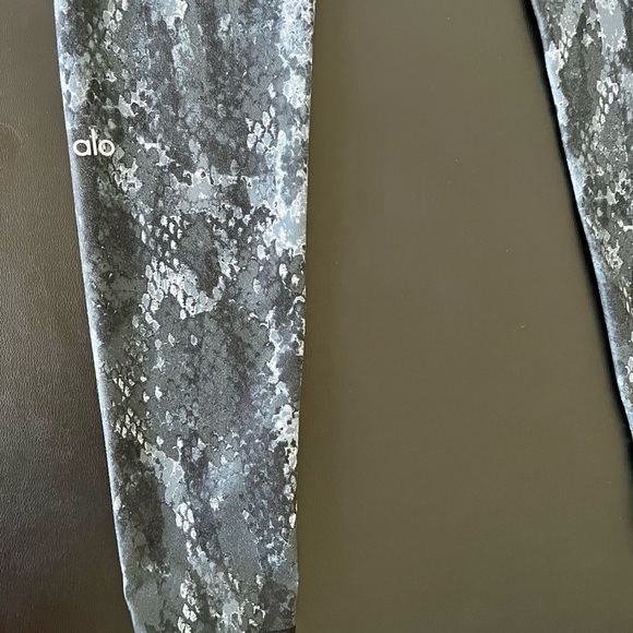 ALO blue-gray snakeskin S - Picture 6 of 7